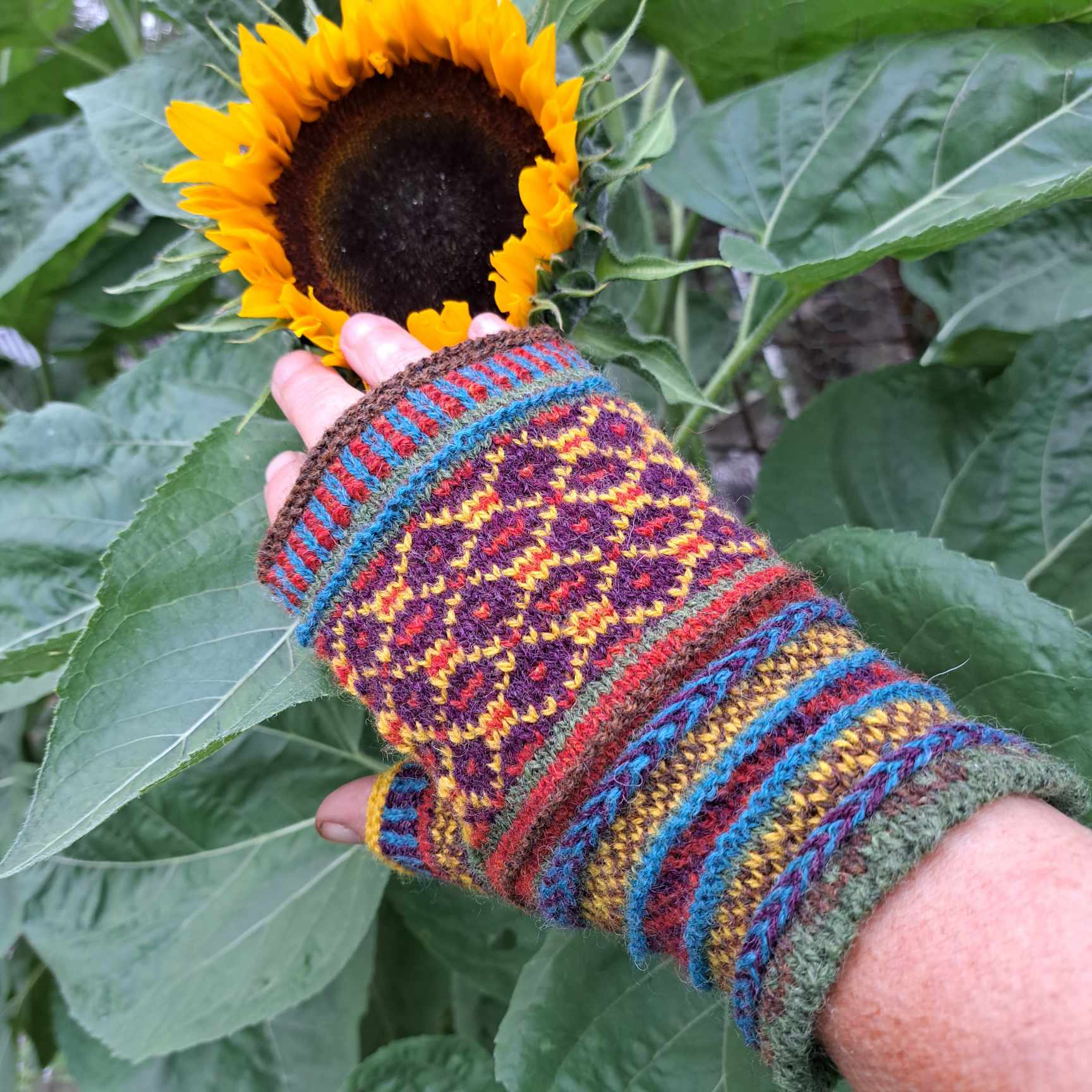 Jolie Jolie Mittens Knitting Kit - Main Image